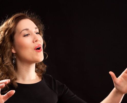 Female Choir Conductor - Atem-Tonus-Ton